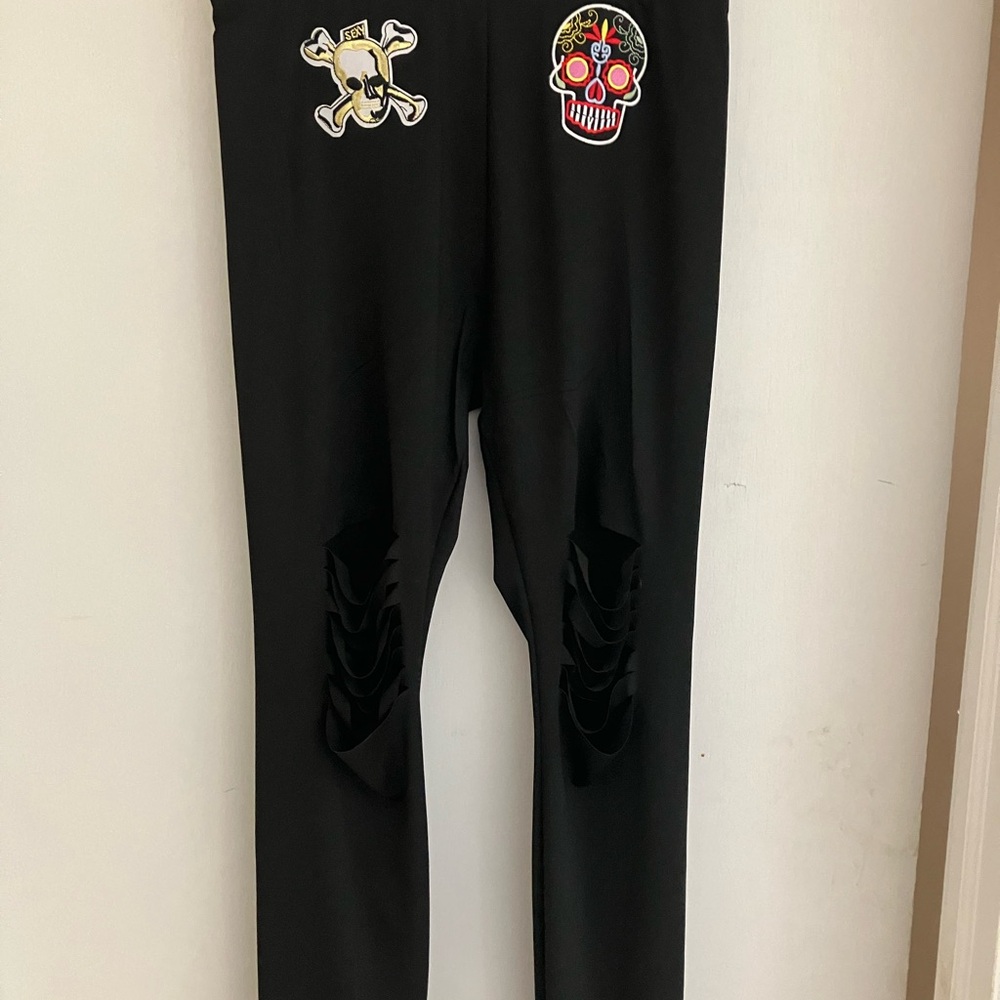 Women’s stylish polyester leggins.  Knee cut.  Size M NWT